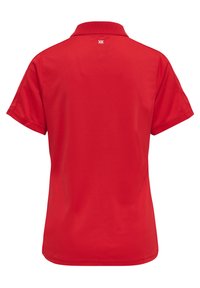 Rød polo skjorte med klassisk krave, korte ærmer og en subtil struktur. På ryggen er der et lille hvidt logo nær nakken.