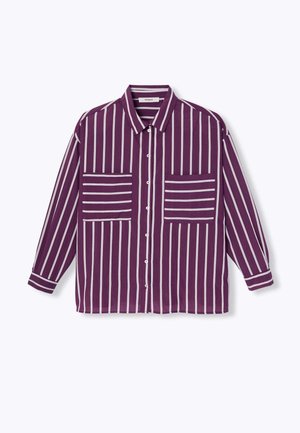 Chemise à manches longues en violet profond avec des rayures blanches verticales, dotée de deux poches avant et d'un col boutonné. Texture de tissu douce.