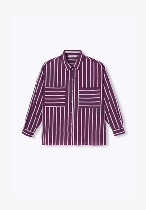 Chemise à manches longues en violet profond avec des rayures blanches verticales, dotée de deux poches avant et d'un col boutonné. Texture de tissu douce.