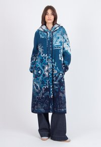 Gebreide lange jas in tinten van blauw met ingewikkelde patronen, een capuchon en zijzakken, met een slanke, ontspannen pasvorm.