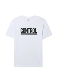 Biała bawełniana koszulka z krótkim rękawem, na której z przodu znajduje się duży czarny napis "CONTROL" oraz dodatkowy tekst poniżej w mniejszej czcionce. Okrągły dekolt.