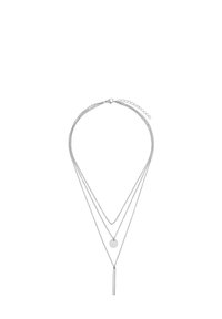 Zilveren gelaagde ketting met drie kettingen van verschillende lengtes, waarvan er één een ronde hanger heeft en de ander een verticale staafaccent.