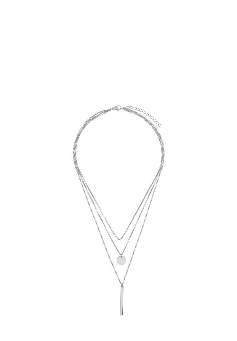 Zilveren gelaagde ketting met drie kettingen van verschillende lengtes, waarvan er één een ronde hanger heeft en de ander een verticale staafaccent.