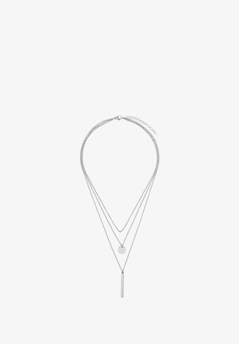 Zilveren gelaagde ketting met drie kettingen van verschillende lengtes, waarvan er één een ronde hanger heeft en de ander een verticale staafaccent.
