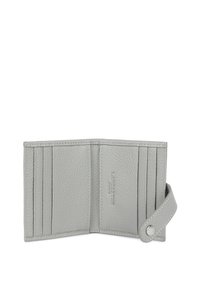 Il portacarte in pelle grigio chiaro presenta più slot per carte, una finitura morbida al tatto e una chiusura a pulsante con una tracolla coordinata.