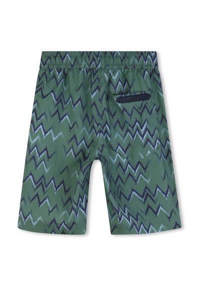 Πράσινα σορτς με ζιγκ-ζαγκ σχέδιο σε σκούρο πράσινο, ανοιχτό πράσινο και ναυτικό. Ελαστική μέση και πίσω τσέπη για αποθήκευση.