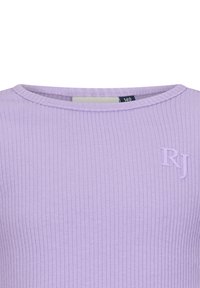 Top in magenta a coste con scollo rotondo, caratterizzato da un logo ricamato "RJ" sul davanti. Il tessuto ha una consistenza morbida.