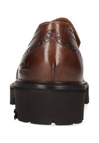 Brun läderbrogue-sko med dekorativa perforeringar, rund tå och kraftig svart gummisul. Bakifrån visas stitch-detaljer.