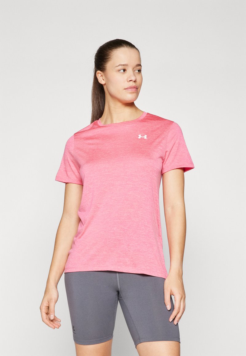 Camiseta deportiva rosa de manga corta, con escote redondo y textura jaspeada. Presenta un pequeño logo blanco en la parte superior izquierda.
