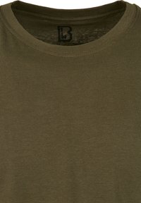 Camiseta verde oliva con una textura suave, escote redondo y un logotipo simple impreso dentro del cuello. Diseño clásico de mangas cortas.