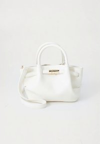 Λευκή δερμάτινη τσάντα χειρός με δύο κοντές λαβές και αποσπώμενο ιμάντα ώμου. Διαθέτει μεταλλικό κούμπωμα και υφή στην επιφάνεια για επιπλέον λεπτομέρεια.