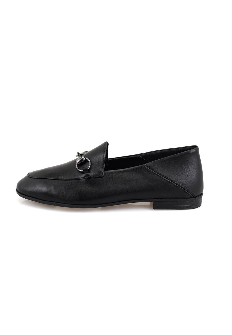 Schwarze Lederloafers mit einer abgerundeten Zehenpartie, ausgestattet mit einem dekorativen Metallelement an der Vorderseite und einem niedrigen Absatz. Glatte Textur insgesamt.