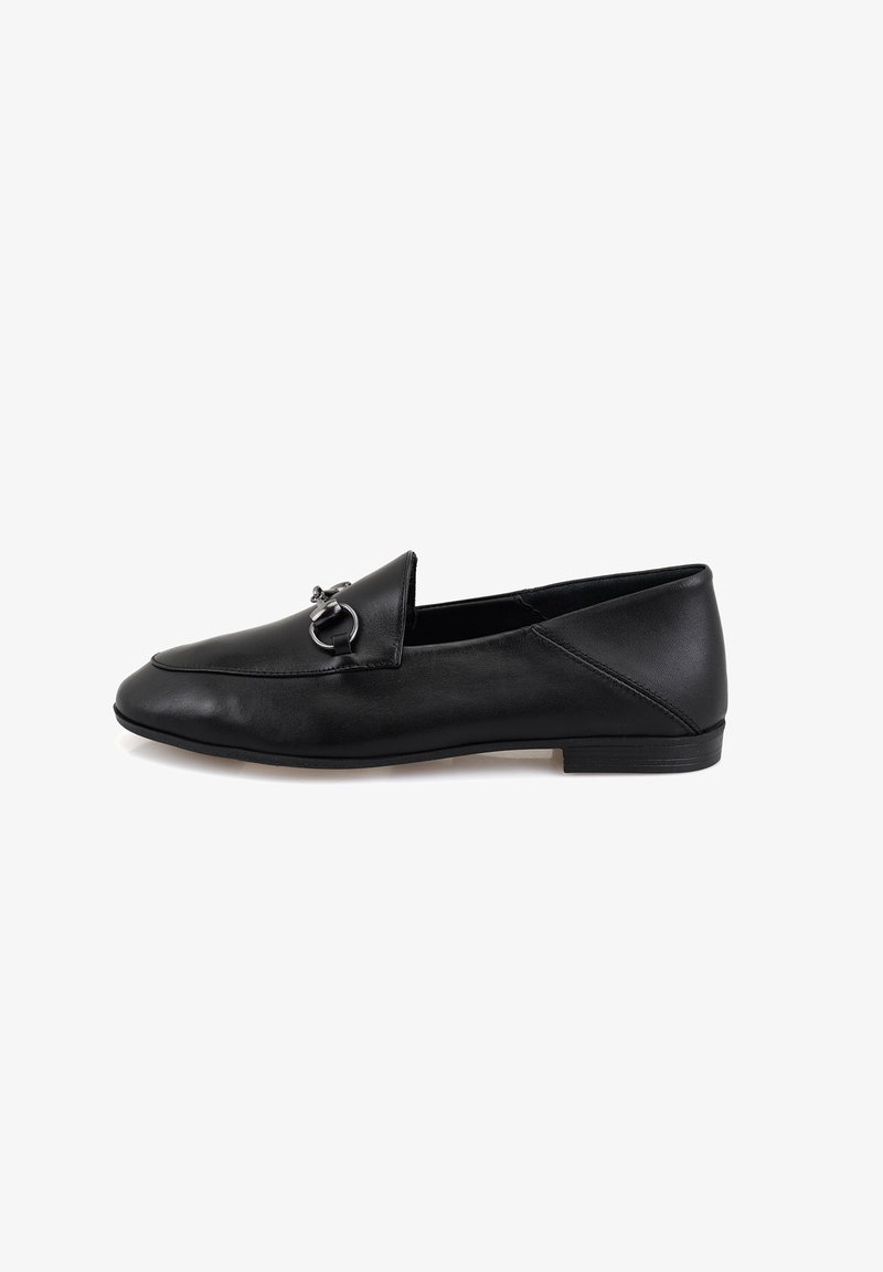 Schwarze Lederloafers mit einer abgerundeten Zehenpartie, ausgestattet mit einem dekorativen Metallelement an der Vorderseite und einem niedrigen Absatz. Glatte Textur insgesamt.