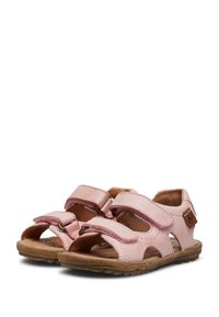 Růžové kožené sandály s suchými zipy, otevřenou špičkou a texturovanou hnědou gumovou podrážkou s vyřezávanými detaily.