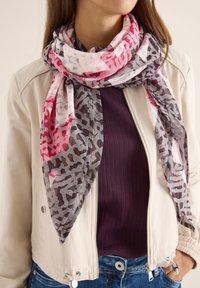 Sciarpa leggera con un design a stampa animale in rosa e grigio. Si drappeggia attorno al collo ed è realizzata in un tessuto morbido e trasparente.