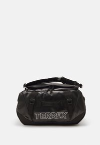 Sac de sport noir imperméable en matériau durable, avec une fermeture zippée sur le dessus, des sangles ajustables et le logo "TERREX" affiché de manière proéminente.