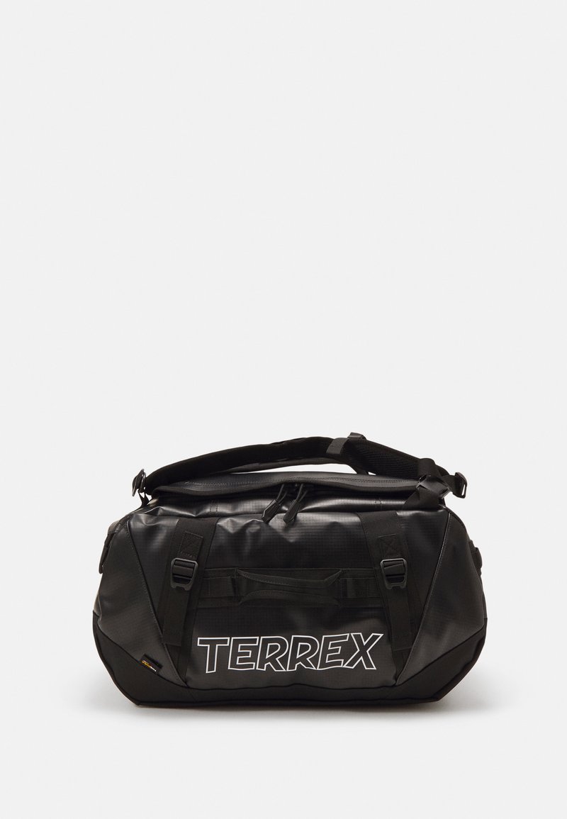 Sac de sport noir imperméable en matériau durable, avec une fermeture zippée sur le dessus, des sangles ajustables et le logo "TERREX" affiché de manière proéminente.