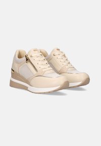 Zapatillas beige con un diseño de cuero liso y malla, que cuentan con un cierre lateral, suela blanca y sutiles acentos dorados.