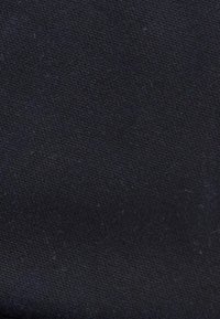 Tecido azul marinho escuro com uma textura suave, apresentando um padrão de trama consistente. Sem padrões visíveis ou detalhes de hardware.