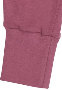 Anliegende, gerippte Bündchen aus einem burgunderfarbenen Strickstoff. Weiche Textur mit einer glatten Oberfläche, die Nähte und eine einheitliche Farbe zeigt.