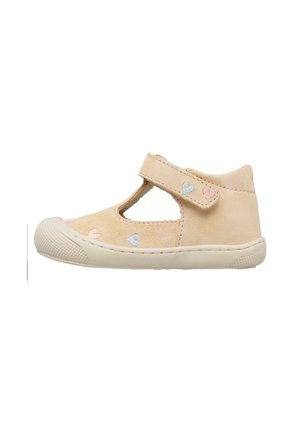 Scarpa beige per bambino con suola morbida, chiusura a T e piccoli cuori ricamati in blu e rosa sulla tomaia e sulla fascia.