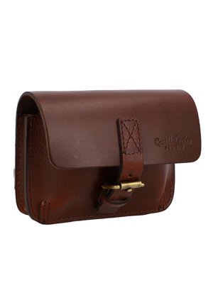 Brun læderpose med klap sikret af syet rem og messing spænde, præget med "Gusti Leder studio" på frontklappen.