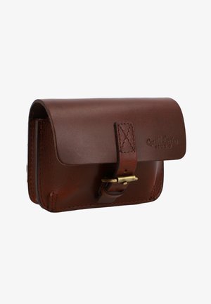 Pochette en cuir marron avec rabat sécurisé par une lanière cousue et une boucle en laiton, estampillée "Gusti Leder studio" sur le rabat avant.
