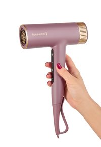 Remington hårføner i matt lavendel med gullakenter. Har en sirkulær dyse, kontrollknapper på håndtaket, og et strukturert grep.