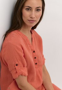 Cream BELLIS CAFTAN MOLLIE FIT - Vardagsklänning - hot coral