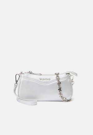 Zilverkleurige leren crossbody tas met een gebogen ontwerp, ritssluiting en metalen hardware. Voorzien van een afneembare schouderband en logo-opdruk.
