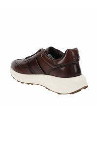 Bruine leren sneaker met een dikke witte zool, vetersluiting aan de voorkant en een gevoerde kraag, gezien vanuit de achter-rechterkant.