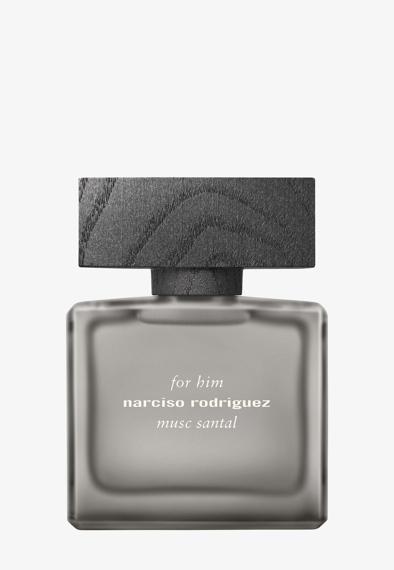 Grijze glazen parfumfles met een rechthoekige basis en een gestructureerde zwarte dop, met het etiket "for him narciso rodriguez musc santal" in het wit.