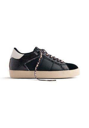 Sneaker in pelle nera con pannello laterale testurizzato, accentuazione crema sul tallone, suola in gomma beige e lacci con stampa leopardata. Design low-top.
