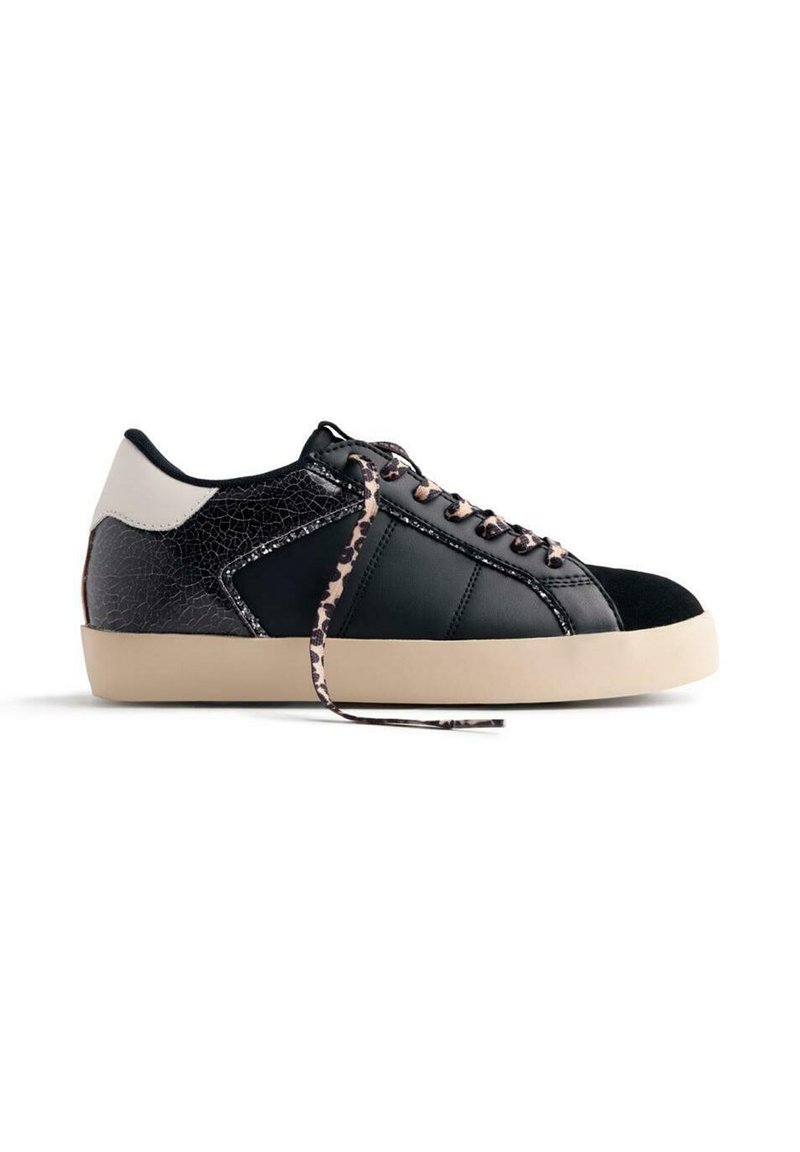 Sneaker in pelle nera con pannello laterale testurizzato, accentuazione crema sul tallone, suola in gomma beige e lacci con stampa leopardata. Design low-top.