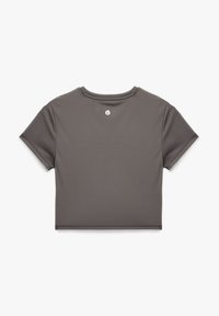 Szary skrócony t-shirt z krótkim rękawem, wykonany z gładkiego materiału. Posiada okrągły dekolt oraz małe okrągłe logo na plecach.