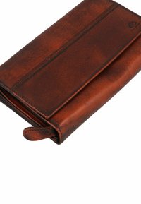 Portefeuille en cuir marron avec une texture lisse, présentant des détails de couture, une fermeture à rabat, et une petite boucle pour une prise en main facile.