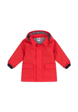 Manteau imperméable rouge avec capuche, quatre poches et poignets bleu marine. Doublé d'un motif rayé. Fermeture par boutons à l'avant.