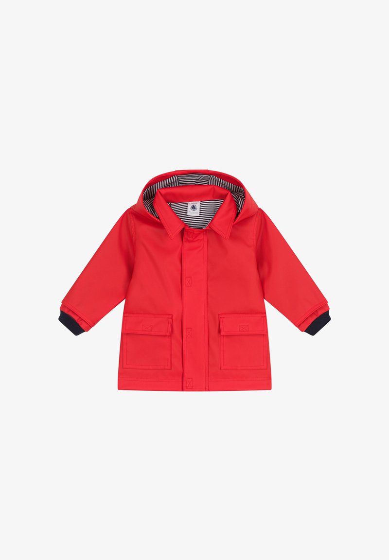 Manteau imperméable rouge avec capuche, quatre poches et poignets bleu marine. Doublé d'un motif rayé. Fermeture par boutons à l'avant.