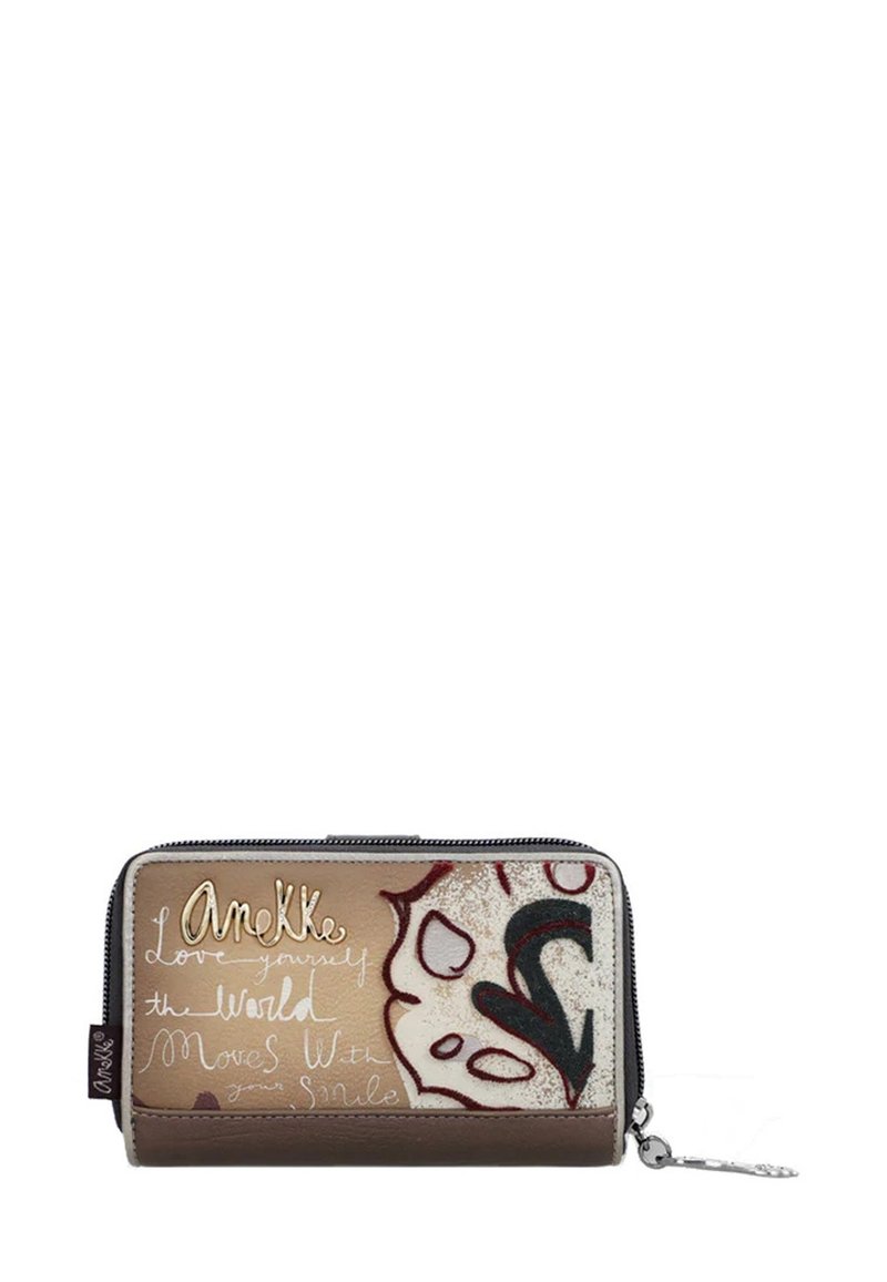 Cartera con cierre en piel beige. Presenta diseños artísticos coloridos, texto en dorado y blanco, y un charm plateado adjunto al cierre.