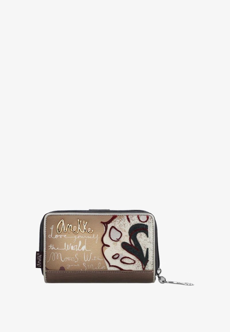 Ritstas in beige leer. Kenmerken kleurrijke artistieke ontwerpen, tekst in goud en wit, en een zilveren bedeltje bevestigd aan de rits.