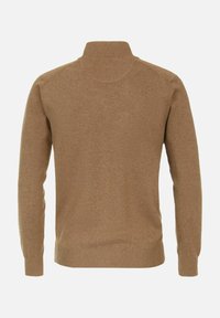 Brązowy sweter z długim rękawem i wysokim kołnierzem, wykonany z miękkiego materiału, z prążkowanymi mankietami i dołem. Prosty, jednolity design bez wzorów.
