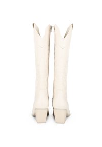 Botas de vaquero de cuero blanco con punta afilada y detalles cosidos, con un tacón bajo y cierre de cremallera en la parte trasera.