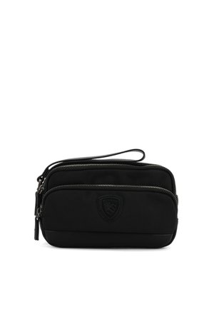 Borsa da polso rettangolare nera con due scomparti con cerniera e una toppa con logo testurizzato sul davanti, su uno sfondo bianco.