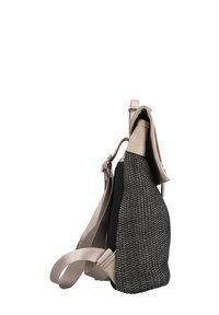 Sac gris et crème avec un devant texturé, un dos lisse, des bretelles réglables et un rabat supérieur avec un détail en métal.