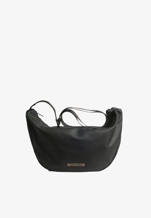 Borsa a spalla nera in nylon con finitura texturizzata, forma curvilinea, cinturini regolabili e un'etichetta metallica decorativa sul davanti.