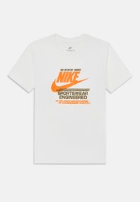 Nike Sportswear - TEE BRAND MARK FUTURA UNISEX - Marškinėliai su spaudiniu - white Miniatiūros vaizdas 1