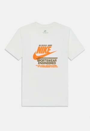 Camiseta blanca de algodón con un logo y texto de "Nike" en color naranja y dorado. Diseño sencillo de mangas cortas y cuello redondo.