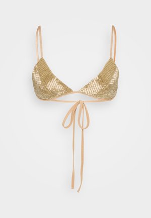 Gullfarget netting-bikini topp med trekantede kopper, tynne beige stropper og justerbare løkker bak. Teksturert overflate med glitrende mønster.