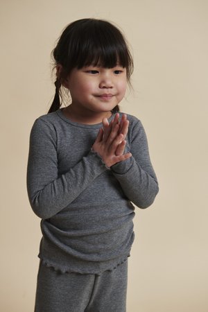 - Bluzka z długim rękawem