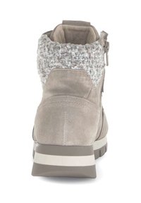 Beige suède enkellaarsje met een grijze gestructureerde breicl cuff, zipp aan de zijkant en een witte gestreepte tussenzool; beschikt over een ronde neus en een gevoerde hak.